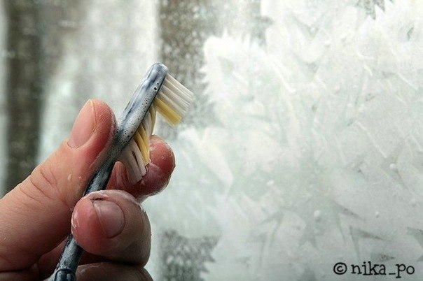 Новогодние снежинки на стекле с помощью зубной пасты