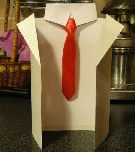 Как изготовить красивую открытку с галстуком?